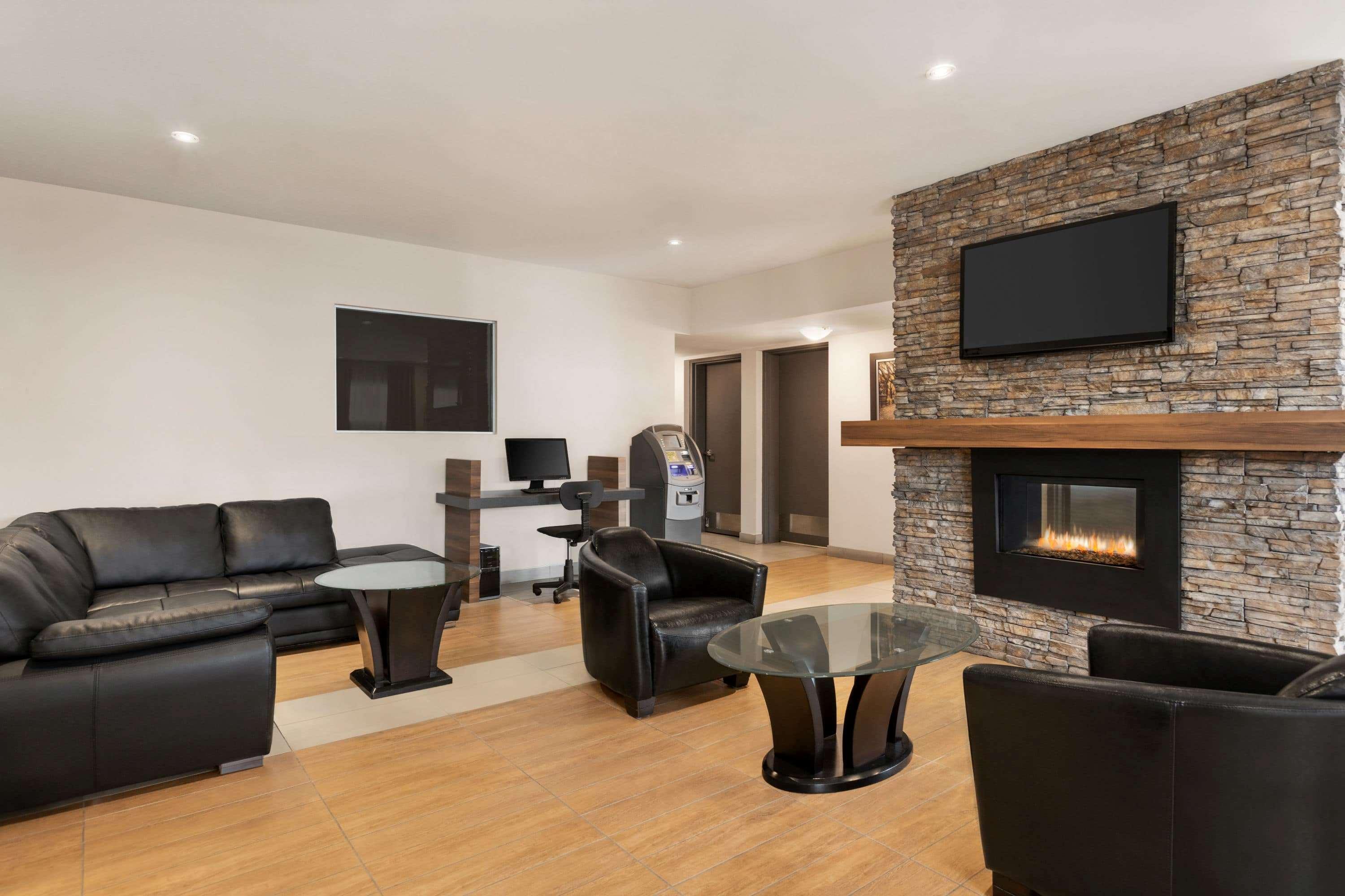 Days Inn By Wyndham Montreal East מראה חיצוני תמונה